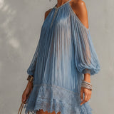 Vestido Mini Arrugado Azul con Hombros Descubiertos y Cierre de Encaje Soffia