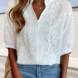 Blusa Cambria con Cuello Abierto y Bordado