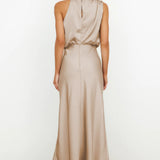 Vestido Largo de Satén con Cuello Halter Carlina