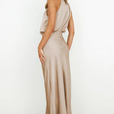 Vestido Largo de Satén con Cuello Halter Carlina