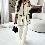 Conjunto de dos piezas: chamarra decorada con líneas y pantalón casual