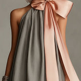 Mini Vestido Gris de Satén con Lazo Rosa y Encaje Beatrice