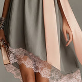 Mini Vestido Gris de Satén con Lazo Rosa y Encaje Beatrice