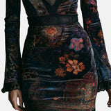 Vestido Corto Elegante de Terciopelo Floral con Encaje Liora