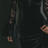 Vestido Mini de Terciopelo y Encaje Luna
