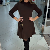Vestido Sofisticado Línea A con Detalle Plisado y Cadena Dorada Linares
