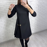 Vestido Sofisticado Línea A con Detalle Plisado y Cadena Dorada Linares